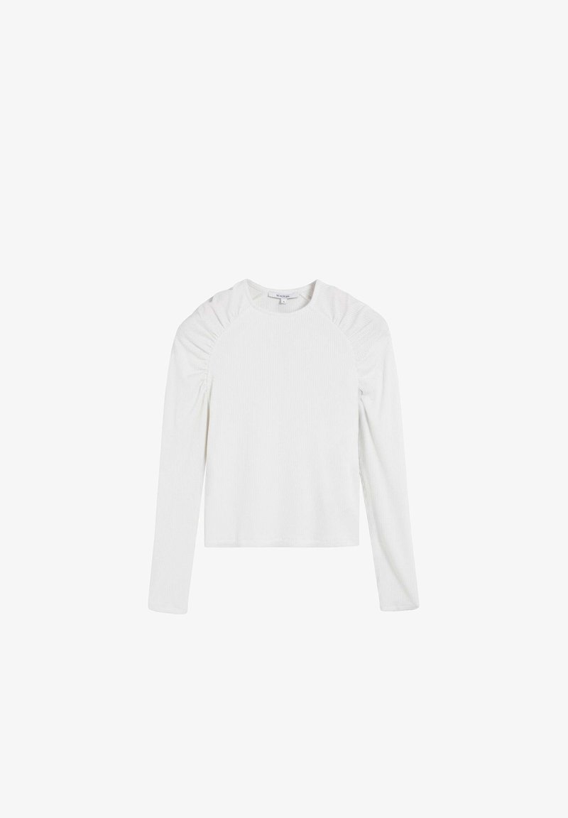 Witte top met lange mouwen, ribbeltextuur, ronde halslijn en geplooide details bij de schouders, met een getailleerde pasvorm.