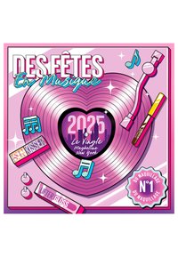 Emballage rose avec un design de disque vinyle en forme de cœur, mettant en valeur les noms des produits cosmétiques et des notes de musique. Des accents brillants sont inclus.