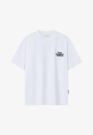 Valge lühikeste varrukatega T-särk, millel on vasakul rinnal musta teksti "Sunday Running Club Another Cotton" ning külje peal väike kangast silt.