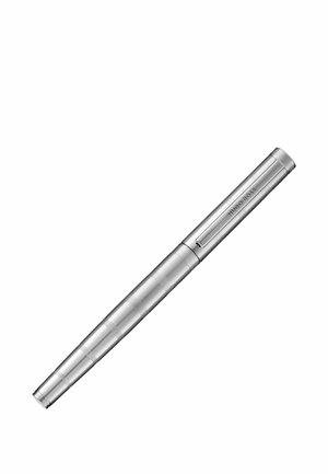 Zilverkleurige metalen vulpen met clip, voorzien van horizontale groeven en "Hugo Boss" gegraveerd op de dop.