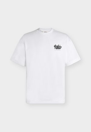 Λευκό T-shirt με κοντά μανίκια και στρογγυλή λαιμόκοψη με μικρό μαύρο στιλιζαρισμένο λογότυπο κειμένου στο αριστερό μέρος του στήθους που γράφει "Valentine Syndrome".