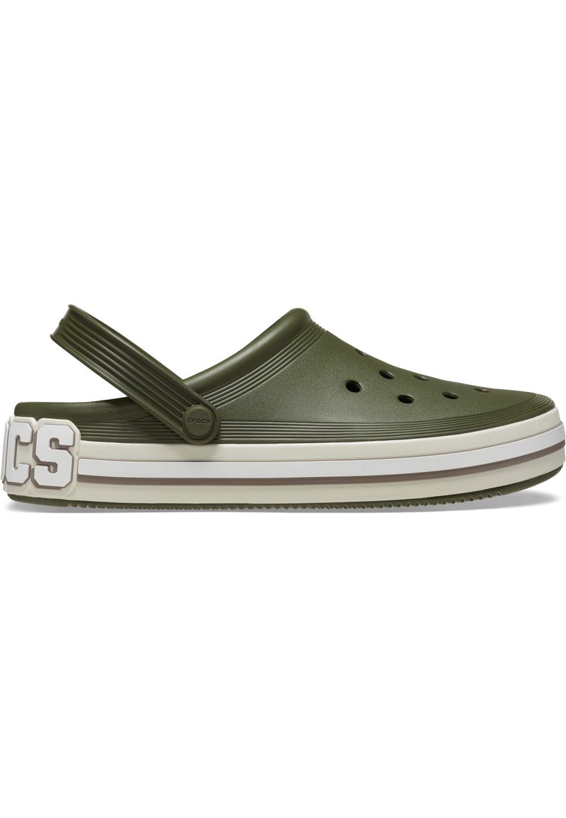 Zoccoli in gomma verdi senza lacci con fori di ventilazione, forma sagomata, cinturino posteriore regolabile e suola a strisce bianche. Marchio "CROCS" sul retro.