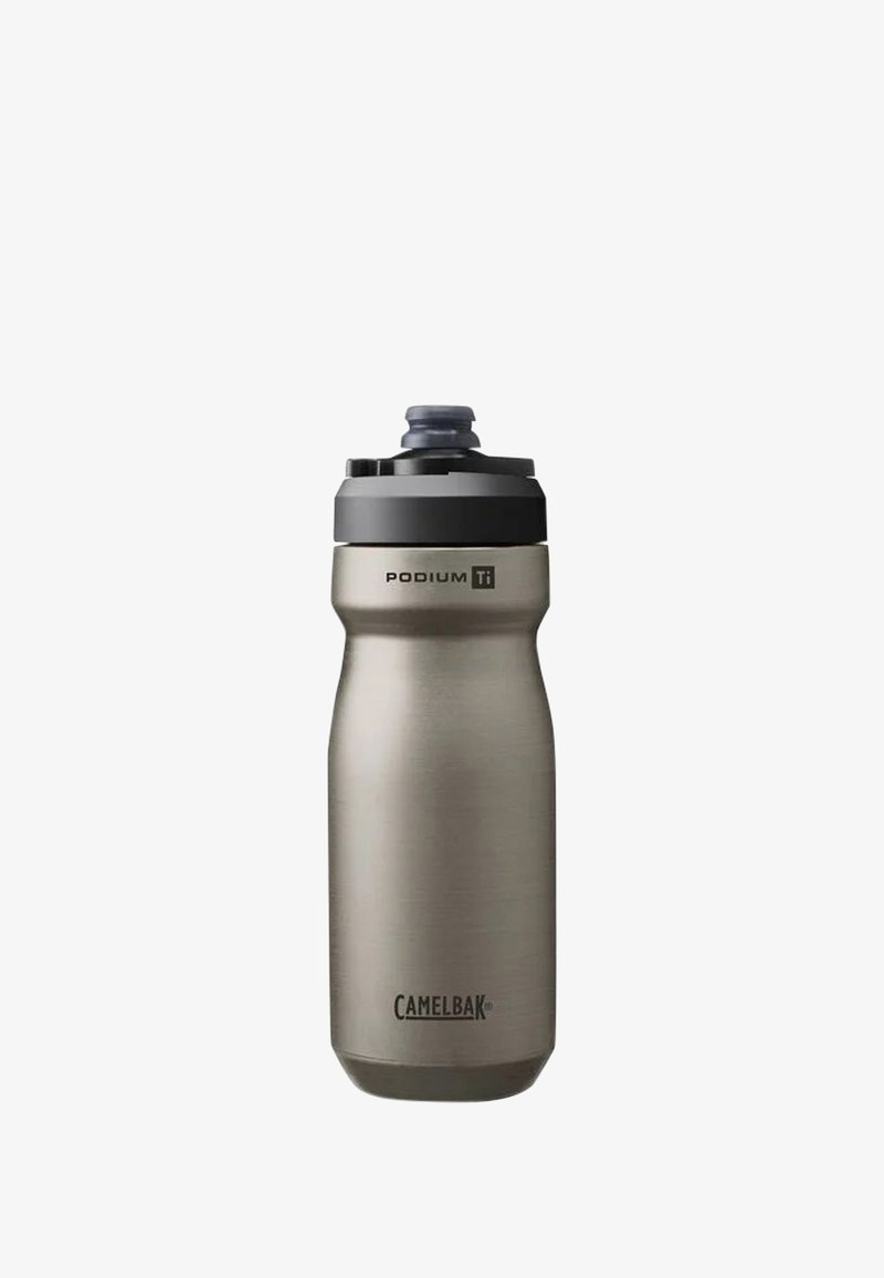 Bouteille d'eau réutilisable Camelbak Podium Ti couleur titane avec bouchon noir à poussoir et corps isolé en acier inoxydable.