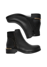 Boote negre până la gleznă din piele netedă, cu un fermoar pe lateral, având ținte decorative de culoare roz aurie și un accent auriu pe toc. Design cu talpă plată.