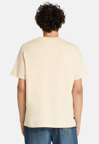 Timberland HOLIDAY FRONT GRAPHIC SHORT SLEEVE - Camiseta estampada - natural