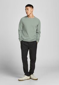Jack & Jones JJEHILL CREW NECK  - Pulóver - slate gray