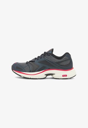 Sötétszürke és fekete hálós futócipő fehér talppal és piros díszcsíkkal, oldalsó nézet, fűzős zárás, és párnázott sarok DMX Foam felirattal.