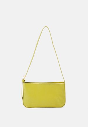 Gele leren handtas met een getextureerde afwerking, rechthoekige vorm en een enkele schouderriem. Voorzien van een ritssluiting en minimale hardware.