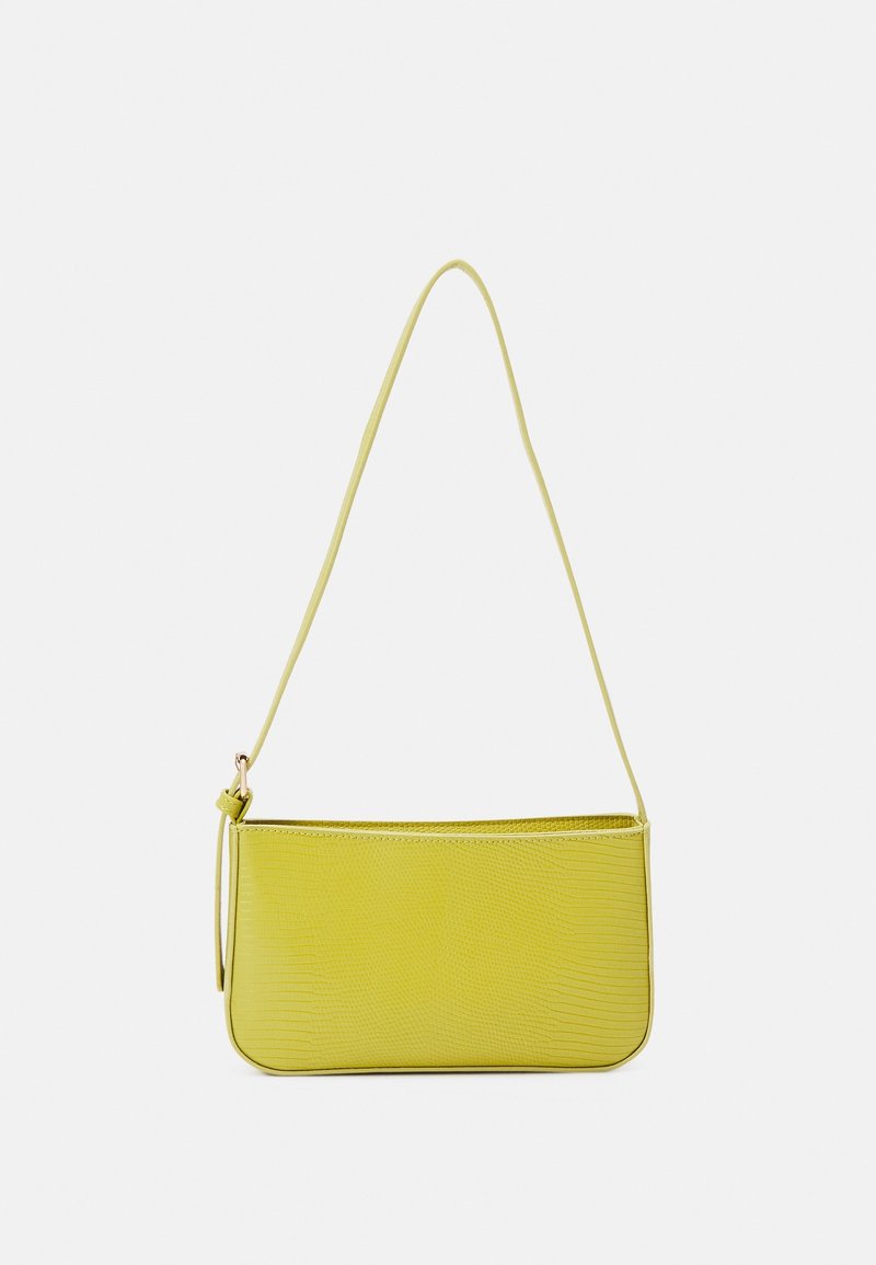 Sac à main en cuir jaune avec une finition texturée, forme rectangulaire et une bandoulière unique. Doté d'une fermeture éclair et d'une quincaillerie minimale.