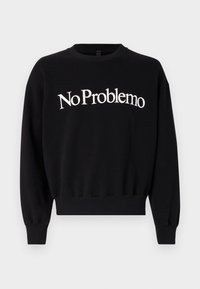 Sudadera negra de manga larga, con cuello redondo y puños acanalados. Presenta el texto blanco "No Problemo" en la parte frontal. Textura suave.
