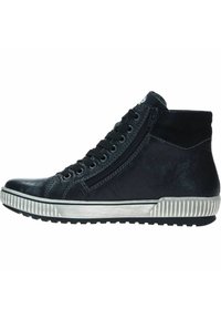 Baskets montantes noires en cuir texturé, avec une fermeture éclair sur le côté, bout rond et semelle en caoutchouc nervurée avec des accents blancs.