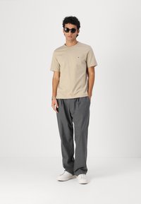 Tommy Hilfiger SEASONAL SOLID TEE - Basic T-shirt - sandalwood
