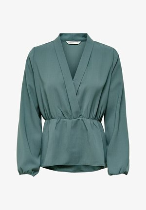Blusa azul verdosa con mangas largas, escote en V y cintura elástica. Tela lisa y texturizada con caída suave, adecuada para uso casual.