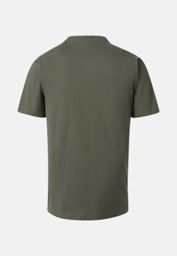 Maglietta corta verde oliva mostrata dal retro con un collo rotondo su uno sfondo bianco.