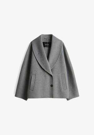 Giacca di lana grigia con ampio colletto a scialle, due bottoni neri e due tasche frontali verticali, adagiata su sfondo bianco.