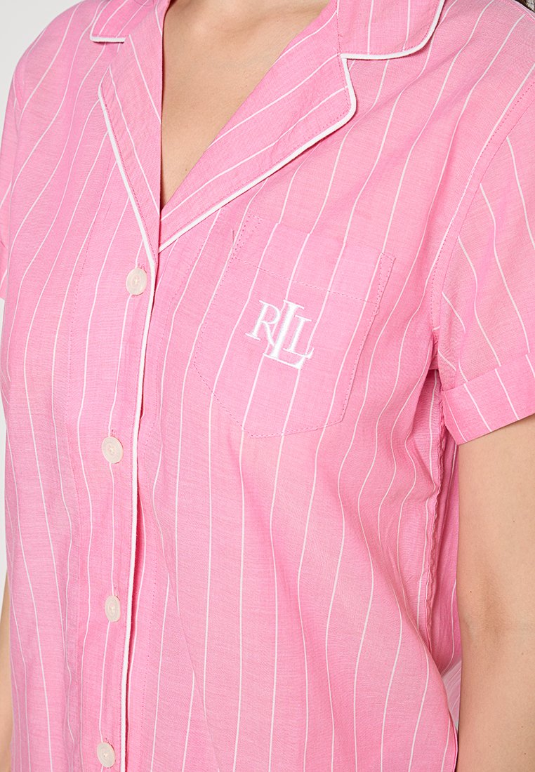 Chemise de pyjama rose à rayures avec des manches courtes, un col pipé, une fermeture à boutons et une poche brodée avec le détail "RLL".