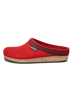 Zoccolo slip-on in feltro rosso con rifinitura decorativa nera, suola in sughero e etichetta con la scritta "Stegmann" sul lato.