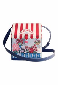 Posetă mică cu clapetă cu dungi roșii  și albe, curea albastră și imprimeu floral de piață cu vaze cu flori roz și roșii.