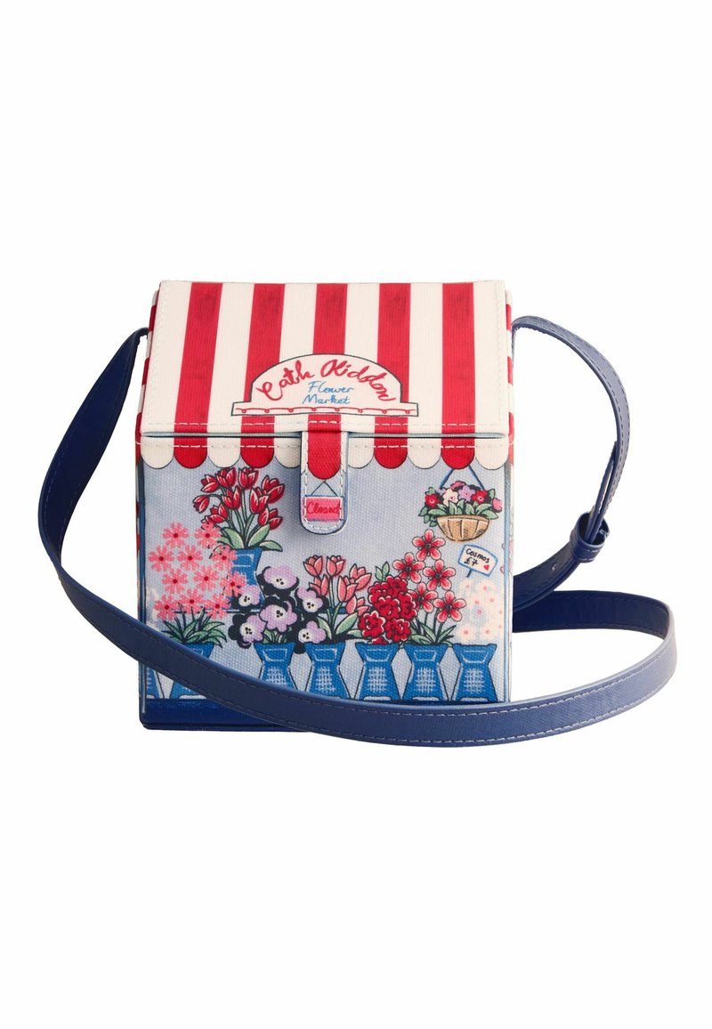 Posetă mică cu clapetă cu dungi roșii și albe, curea albastră și imprimeu floral de piață cu vaze cu flori roz și roșii.