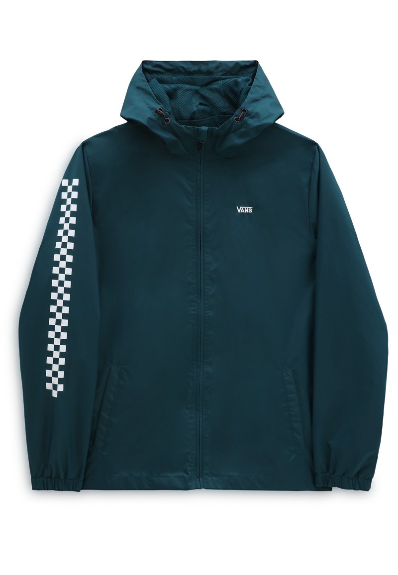 Chaqueta cortavientos en color verde azulado con capucha, que presenta un patrón de cuadros blancos en la manga izquierda y un pequeño logotipo blanco en el pecho.