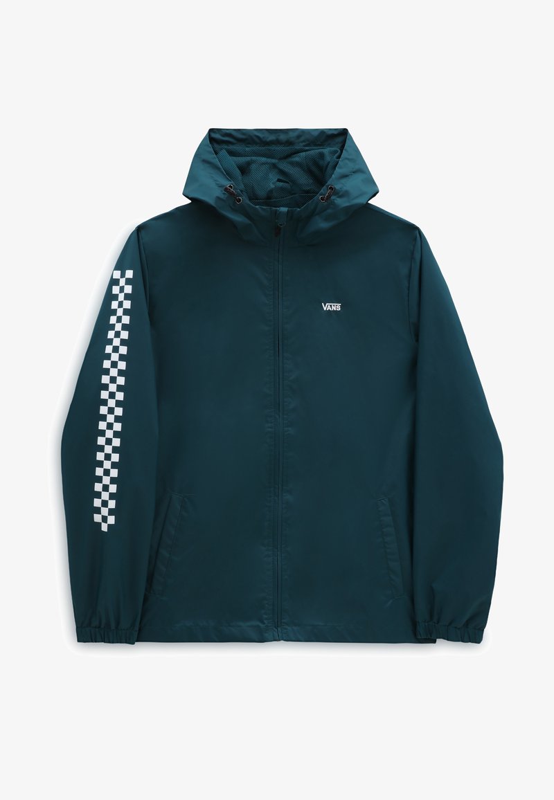 Chaqueta cortavientos en color verde azulado con capucha, que presenta un patrón de cuadros blancos en la manga izquierda y un pequeño logotipo blanco en el pecho.