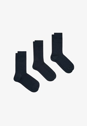 Tre paia di calzini blu scuro in stili diversi: tinta unita, a coste e a finitura liscia; tutti hanno una punta rinforzata e polsini elastici.