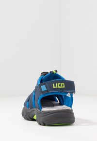 Kék és zöld sport szandál állítható pántokkal, texturált talppal, párnázott talpbéléssel, és a sarokpánton található "LICO" márkacímmel.