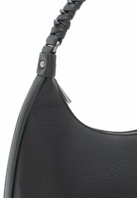 Zwarte leren schoudertas met een gebogen vorm, een gestructureerd oppervlak en een gevlochten handvat. Voorzien van metalen beslag bij het bevestigingspunt.