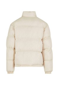 Krēmkrāsas pūkaina jakas ar augstu apkakli, kvadrātveida dizainu, ribotu piedurknēm un gludu tekstūru. Aizmugures skats atspoguļo smalku ģeometrisku rakstu.