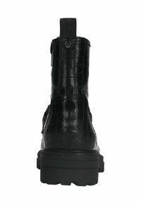 Zwarte enkelboots met een krokodilstructuur in het leer, een gestructureerd oppervlak en een stevige zwarte rubberen zool; voorzien van een aantrektab achteraan.