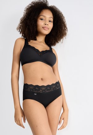Ensemble de lingerie noir comprenant un bralette avec des bordures en dentelle et une culotte taille haute assortie avec une taille en dentelle, texture de tissu lisse.