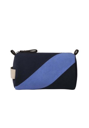 Trousse de maquillage bleue et marine avec un design incurvé, en tissu, dotée d'une sangle beige et d'une fermeture éclair, avec une texture lisse.