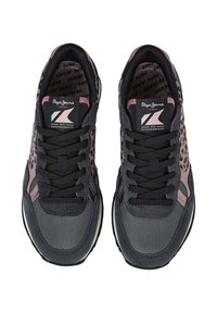 Baskets noires et grises avec une tige en tissu texturé, des accents à imprimé léopard, des lacets noirs et un détail de marque sur la languette.