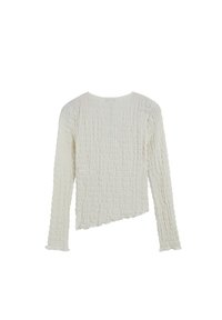 Blusa blanca de manga larga hecha de tejido texturizado con un acabado arrugado. Presenta un escote barco y un dobladillo irregular. Material suave y ligero.