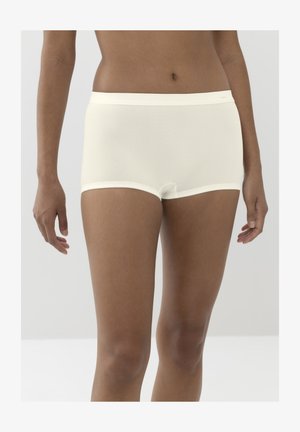Shorts garçon blancs à côtes, fabriqués en tissu doux, dotés d'une taille basse et de bords sans coutures pour plus de confort et un ajustement lisse.
