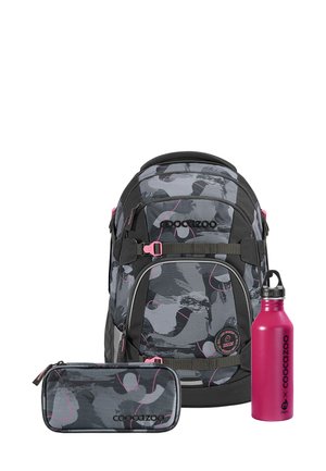 Rucksack im schwarz-grauen Camouflage-Muster mit pinken Akzenten, inklusive einem passenden Federmäppchen und einer pinken Wasserflasche. Strapazierfähiger Stoff, ergonomisches Design.