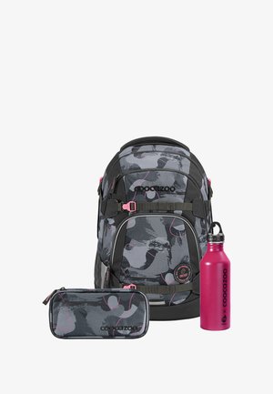Rucksack im schwarz-grauen Camouflage-Muster mit pinken Akzenten, inklusive einem passenden Federmäppchen und einer pinken Wasserflasche. Strapazierfähiger Stoff, ergonomisches Design.