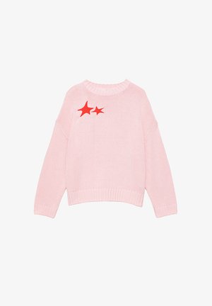 Pull en tricot rose clair avec col, poignets et base côtelés, avec deux appliques en forme d'étoile orange sur la poitrine gauche.