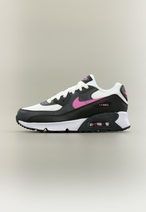 Αθλητικό παπούτσι Nike Air Max με μαύρες, λευκές και ροζ λεπτομέρειες, ορατή αερόσφαιρα στην σόλα και λευκά κορδόνια σε ουδέτερο φόντο.