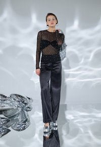 Even&Odd Pikkade varrukatega topp - black