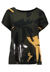 Lyhythihainen t-paita tummanvihreänä, jossa mustia ja keltaisia abstrakteja kuvioita; sisältää kiiltävän hopeisen yksityiskohdan ja rentoa, väljä istuvuutta.
