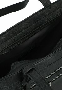Borsa a mano in pelle nera con una finitura textured, dotata di un compartimento con zip, manici robusti e dettaglio del marchio sul lato.