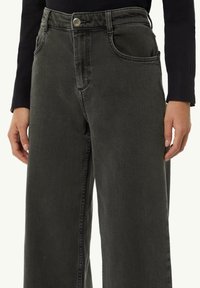 Jeansy o szerokich nogawkach w ciemnoszarym deniowym kolorze z wysokim stanem, z kontrastowym przeszyciem i zapięciem na guzik z przodu.