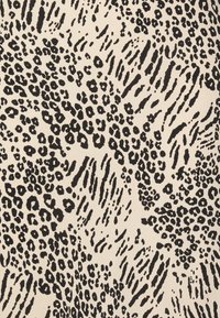 Patrón de piel de leopardo sobre un fondo beige, con grupos de manchas negras y líneas onduladas, creando un efecto visual texturizado y dinámico.