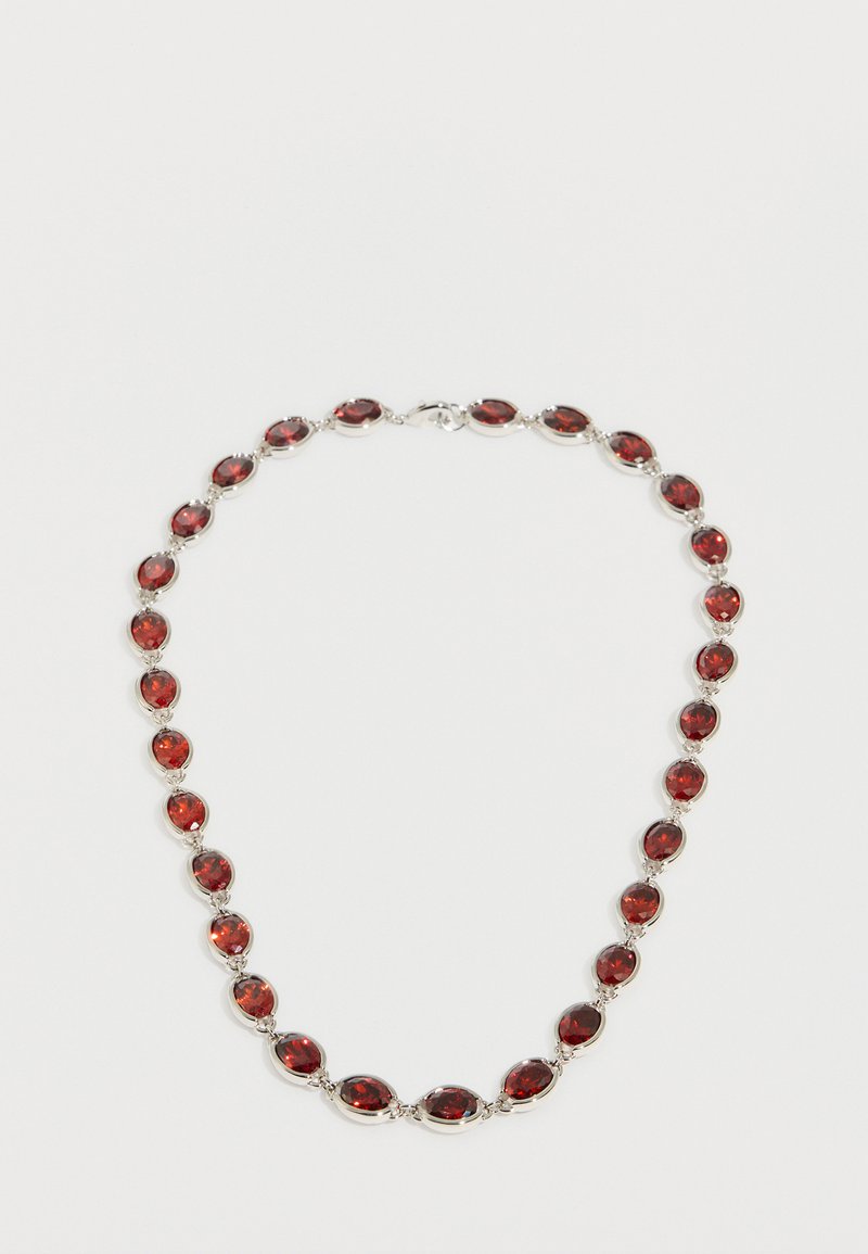 Ogrlica z vezanimi srebrnimi nastavki, ki držijo ovalne globoko rdeče dragulje, razporejene v neprekinjen zanki na belem ozadju.