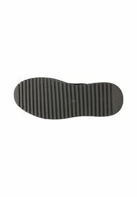 Zwarte rubberen schoenzool met horizontale groeven voor grip, een ronde neus en een gladde afwerking rond de randen.