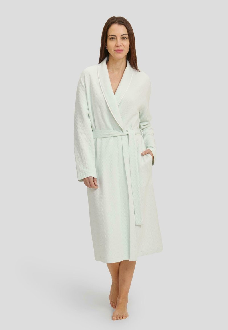 Bata de baño verde menta con textura de espiga, mangas largas, cinturón en la cintura y dos bolsillos laterales. Diseño casual, de longitud completa.