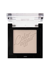 Compatto di cipria pressata con coperchio trasparente. Polvere beige con design inciso "Color Affair". Custodia rettangolare nera, superficie liscia.