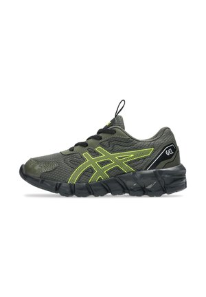 Chaussures de sport pour hommes en vert olive, avec des accents jaunes, un dessus en maille et une semelle en caoutchouc noir texturé avec un système d'amorti en gel.