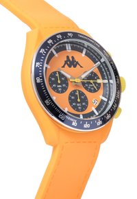 Reloj con correa de silicona naranja y esfera negra y naranja. Cuenta con tres subesferas, bisel tacómetro y acentos amarillos.